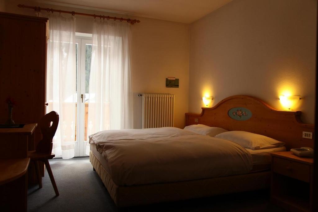 Hotel Garni Tyrolia Campitello di Fassa Zimmer foto